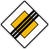 Verkehrszeichen 306 „Ende der Vorfahrtsstraße“: zwei schwarze diagonalen Streifen auf gelbem Grund und weißem Rand.