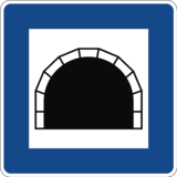 Verkehrszeichen 327 „Tunnel“ zeigt eine Tunneleinfahrt als schwarzes Sinnbild auf einem weißen Feld mit blauem Rand.