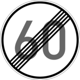 Verkehrszeichen 278-60 „Ende der zulässigen Höchstgeschwindigkeit“: weiße kreisförmige Tafel mit einer schwarzen Umrandung, einer durchgestrichenen Zahl „60“ und mehreren diagonalen schwarzen Streifen.