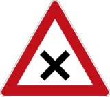 Verkehrszeichen 102 „Kreuzung oder Einmündung“: dreieckig mit rotem Rand und einem schwarzen Kreuz in der Mitte